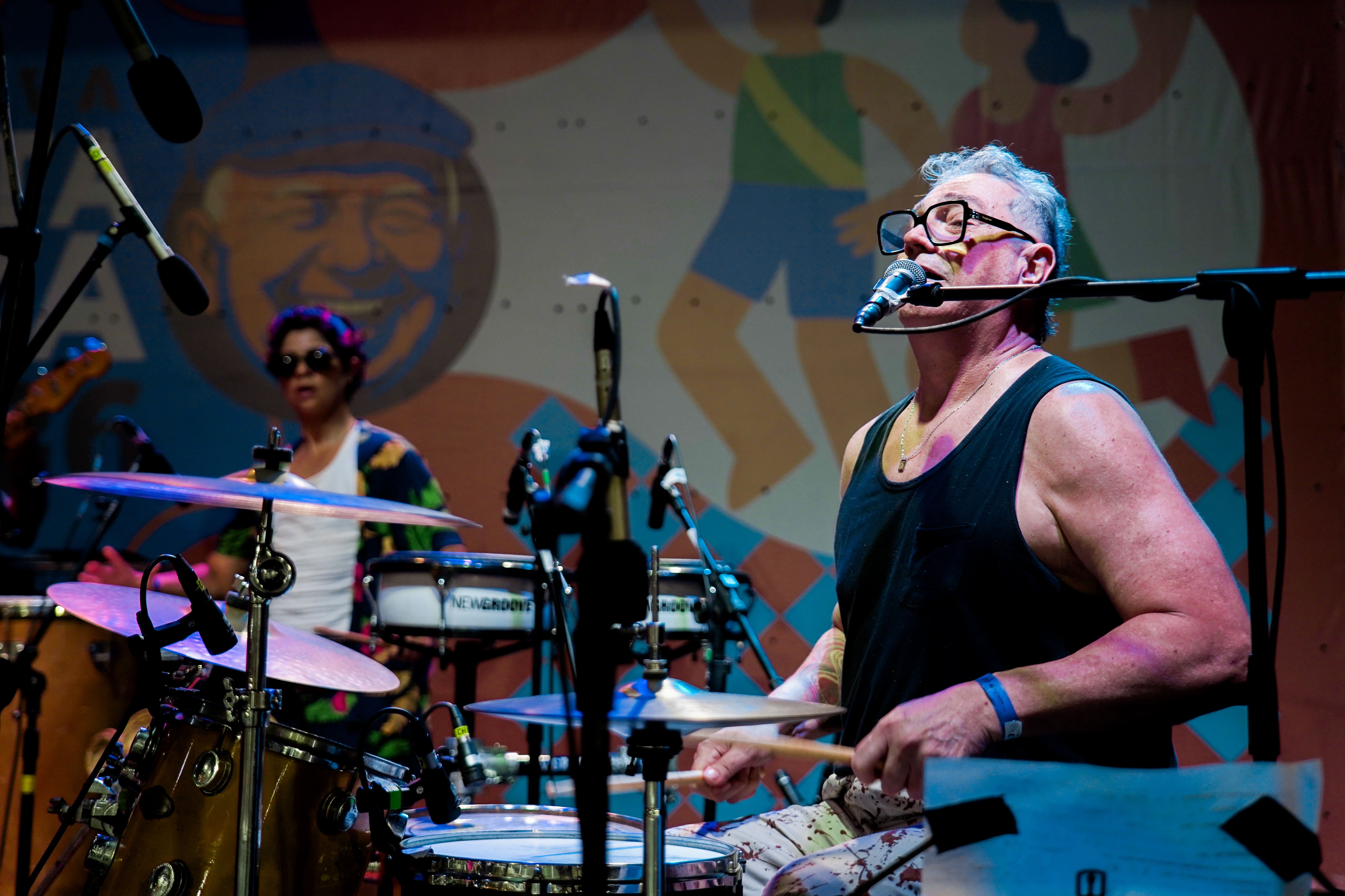 No Lago Jacarey, o ponto alto da noite foi o show de Pantico Rocha, que se apresentou acompanhado da cantora Mel Mattos e do grupo Fervo Maresia (Fotos: Tainá Cavalcante)